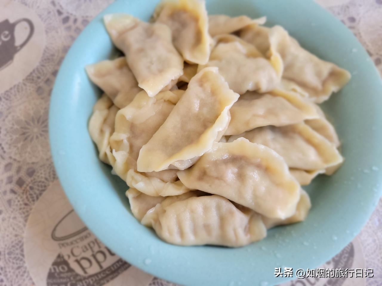 儿子出门旅行，家里又清净下来，我实现了吃的自由。中午包了猪肉青椒西红柿馅水饺，特