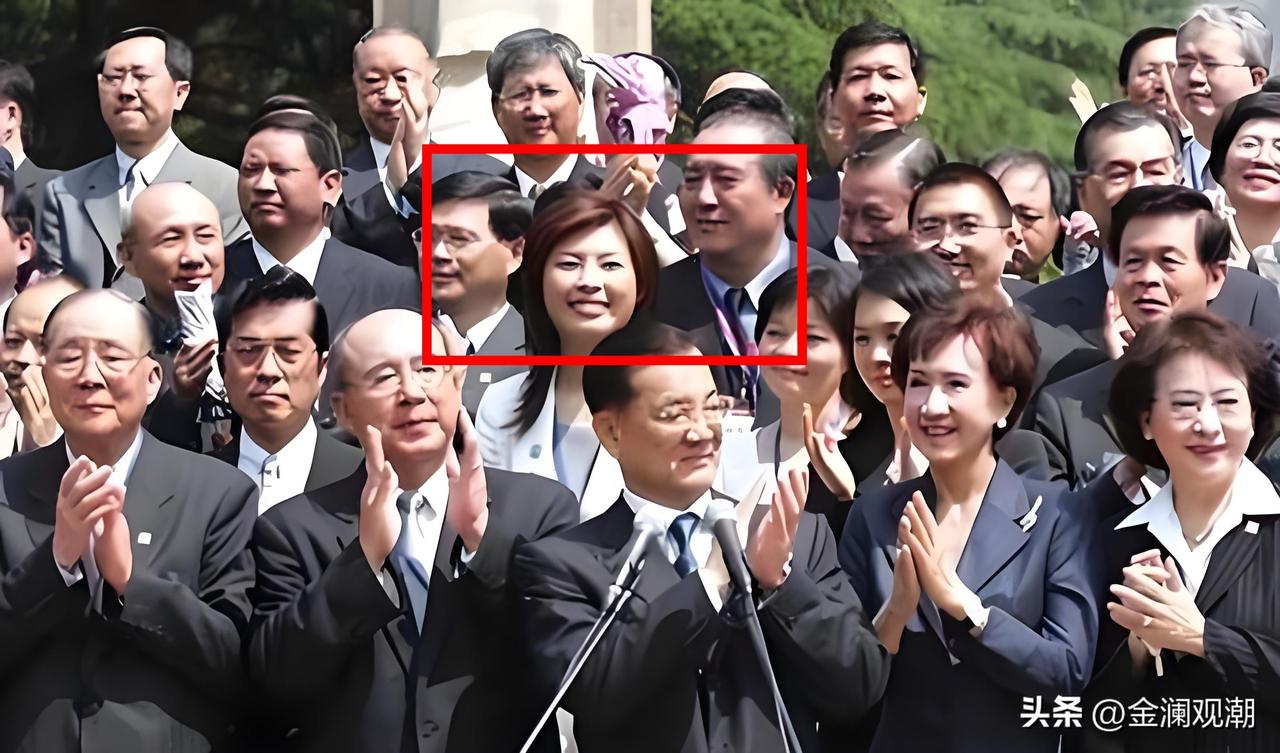 这是郑丽文首次访问大陆时留下的珍贵照片…

那是2005年4月，当时的她才35岁