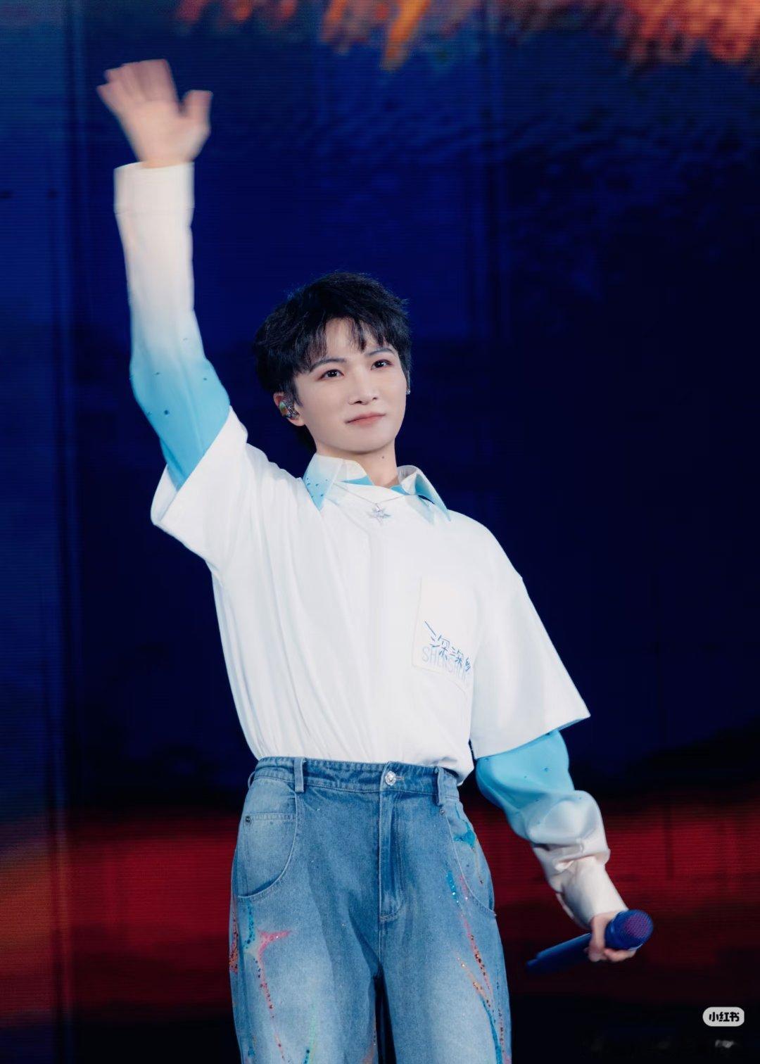 周深微博海外星光人物评选开启2️⃣腾讯音乐由你榜时间啊 一定会帮你见证，向左或向