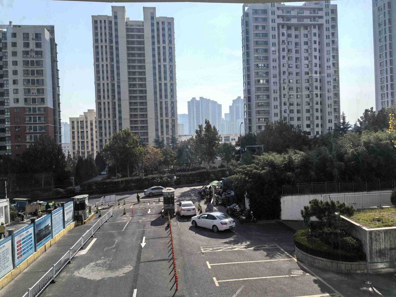 因为门诊大楼的玻璃窗擦得很干净，比我在16楼保健科住的病房的窗户，要干净得多。