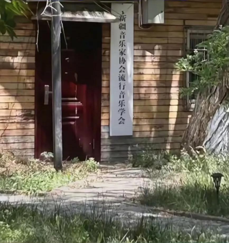 在新疆，刀郎曾经的工作室至今保存完好，像一座被时光善待的“文物”。这里，不仅是几