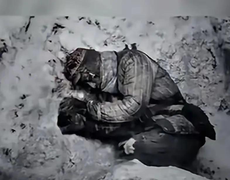 [月亮]特务头子缪庄林，借着去西安述职的空子，闯进延安，直接就跪在地上：“我来认