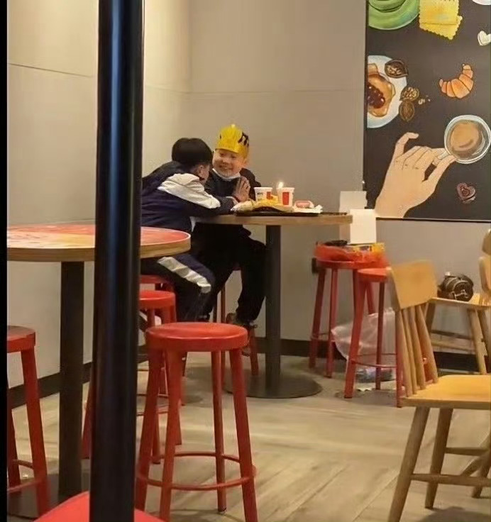 在kfc看到这一幕，果然应该给小孩子零花钱 