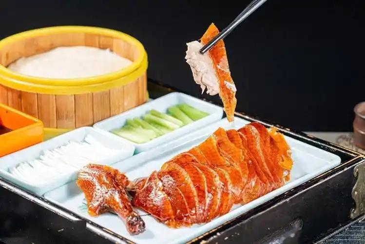 南京人一年吃掉1亿多只鸭子，平均每天30万只。
 
北京烤鸭一年的量也就千万只级