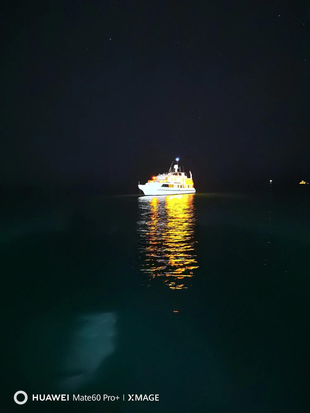 夜晚的游艇上，外面看着不大，从船尾到船头至少30多米，不一样的感觉！