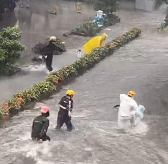 暴雨无情人有情！广州街头平凡骑手挺身而出，本能善举暖透全城
 （个人观点仅供参考