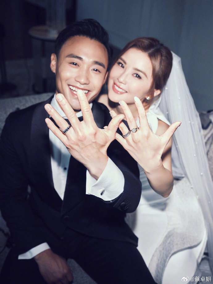 【#蔡卓妍结婚#】#蔡卓妍结婚照#  刚刚，发文宣布结婚，“恭喜我嫁你，恭喜你娶