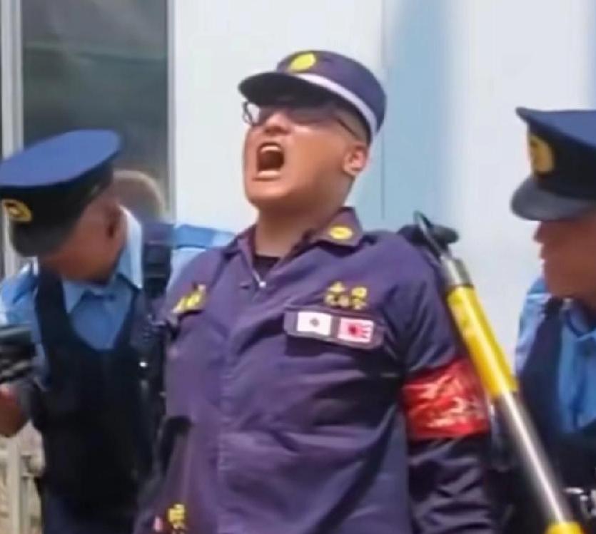 日本男子翻入中国大使馆持刀欲行凶！自称自卫队人员，所幸被使馆安保人员当场抓获，我