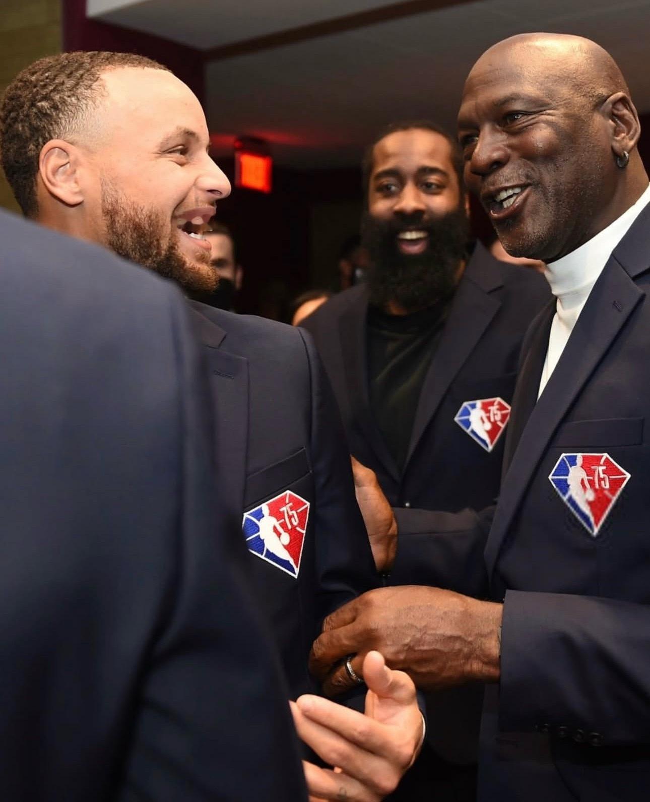 库里穿乔1不稀奇但可怕的是脚底下穿的是1985年产的最OG的AJ1，比库里还大三