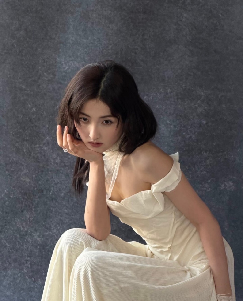 张子枫白色头纱张子枫古希腊神女张子枫在CMG中国电影盛典的造型太有质感，白色抹胸