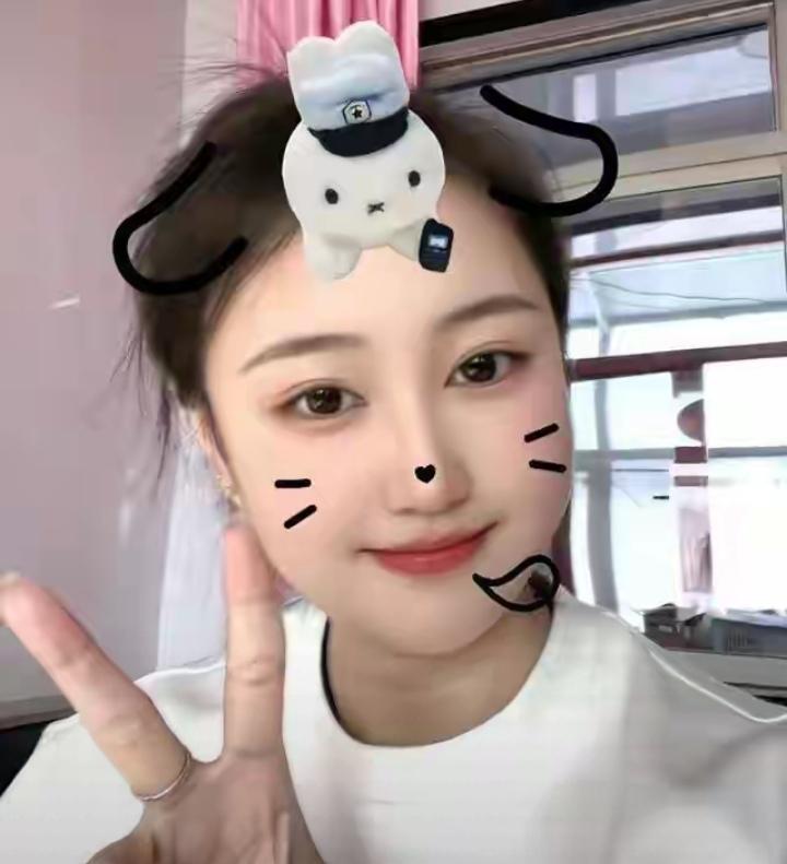 “你走了，我的天塌了”，辽宁大连24岁美女护士佟仪离世，这么漂亮、这么年轻、性格