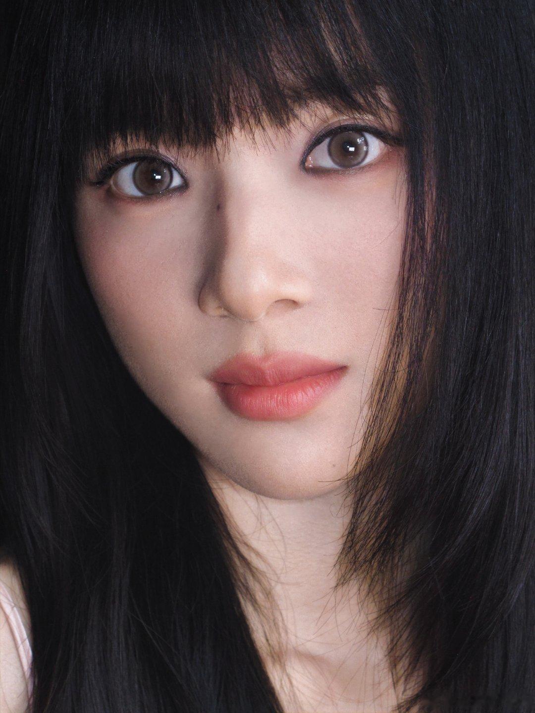 王亚飞给阿嬷的情书女主角李思潼化的轻粉烟熏妆，这个美瞳看久了有种恐怖片的感觉