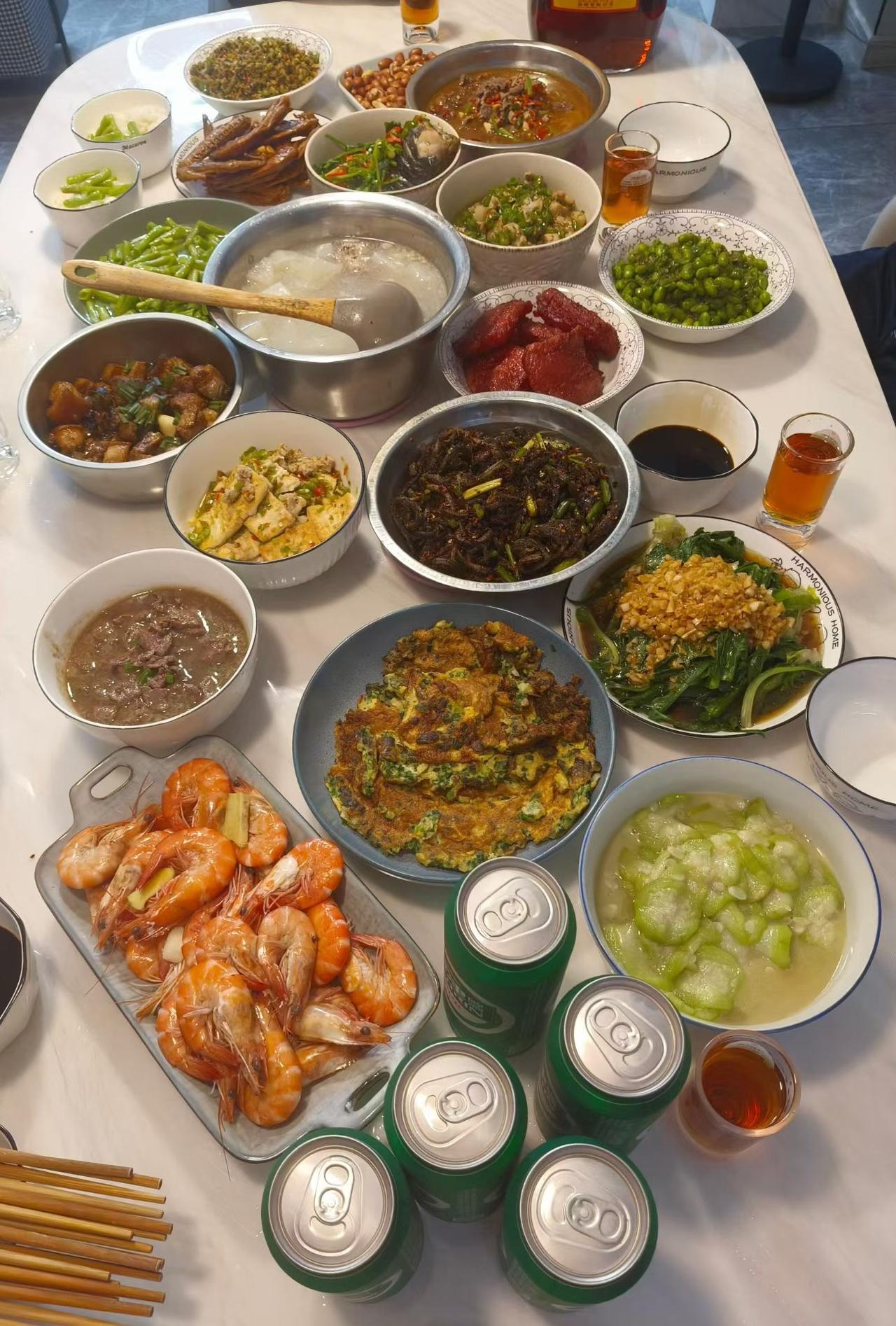 人间家宴
 
满桌烟火铺开
各色菜肴盛满碗盘
 
鲜虾鲜亮，青菜翠嫩
寻常食材，