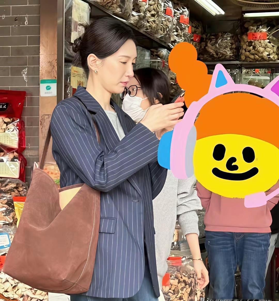 荧幕上仙气飘飘，下飞机像刚跑完马拉松。
化妆师的手，比男朋友还懂你。
灯光一开，