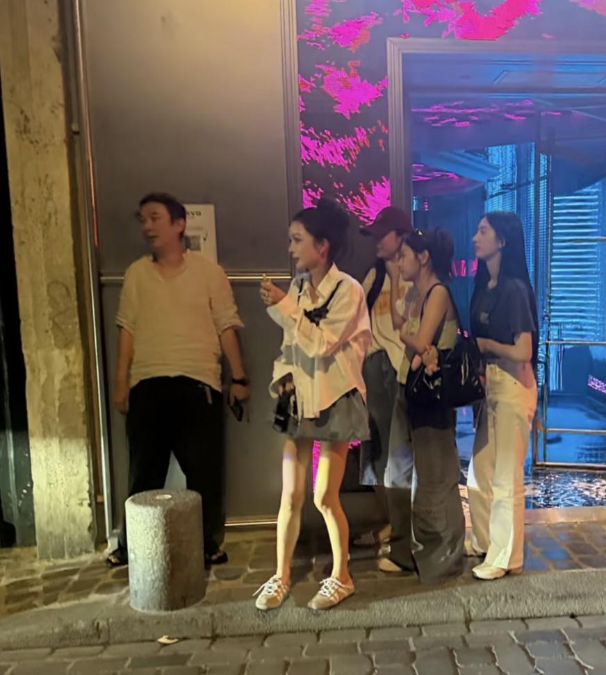 38岁王思聪在巴黎带4个美女到酒吧，玩到深夜才离开，他们出现在街头，看起来醉醺醺