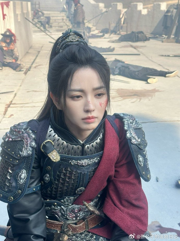 田曦薇战损破碎版破碎感拉满又自带气场，又美又能打，看着就让人心揪，这角色塑造也太