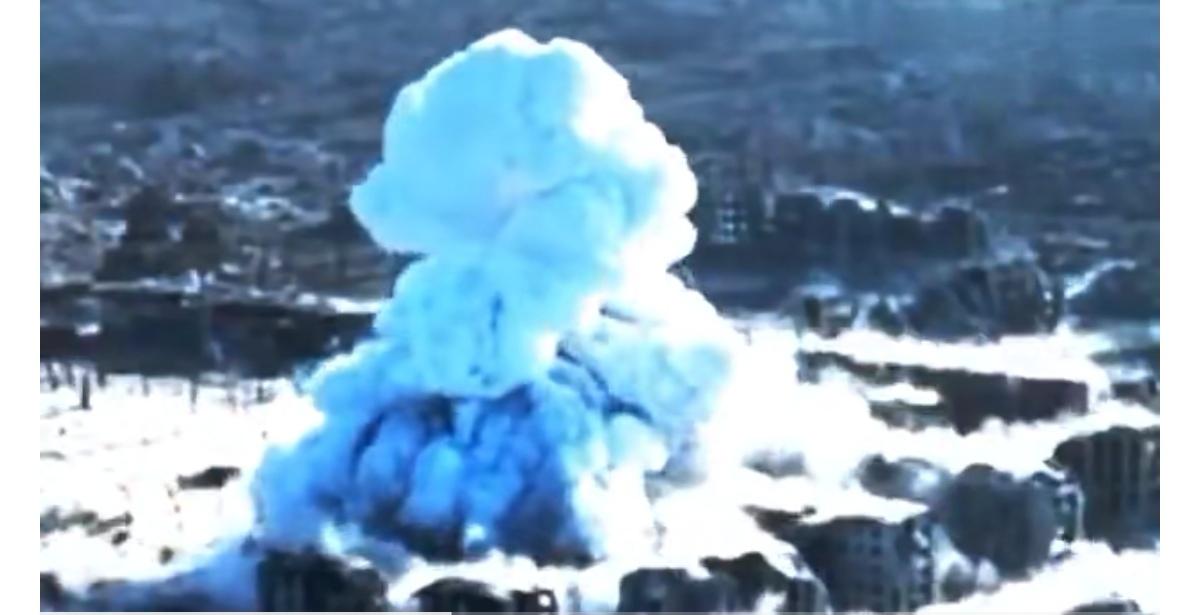 俄罗斯ODAB-1500航空炸弹精准命中俄乌前线某地乌军阵地的另一段史诗级视频。