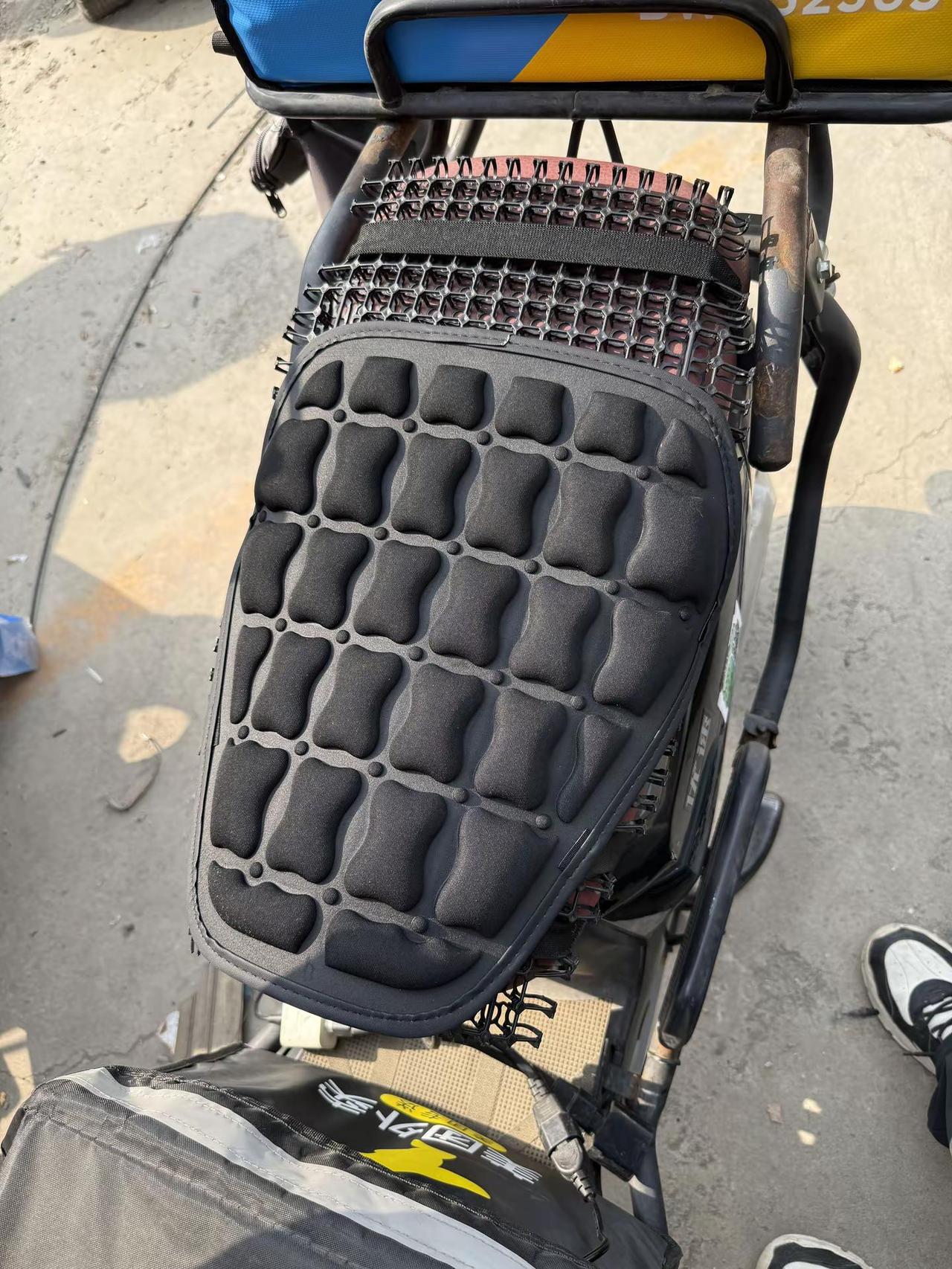 跑外卖的兄弟们推荐个坐垫。跑外卖的兄弟们一定要买个舒服点点坐垫。摩托车电动车坐垫
