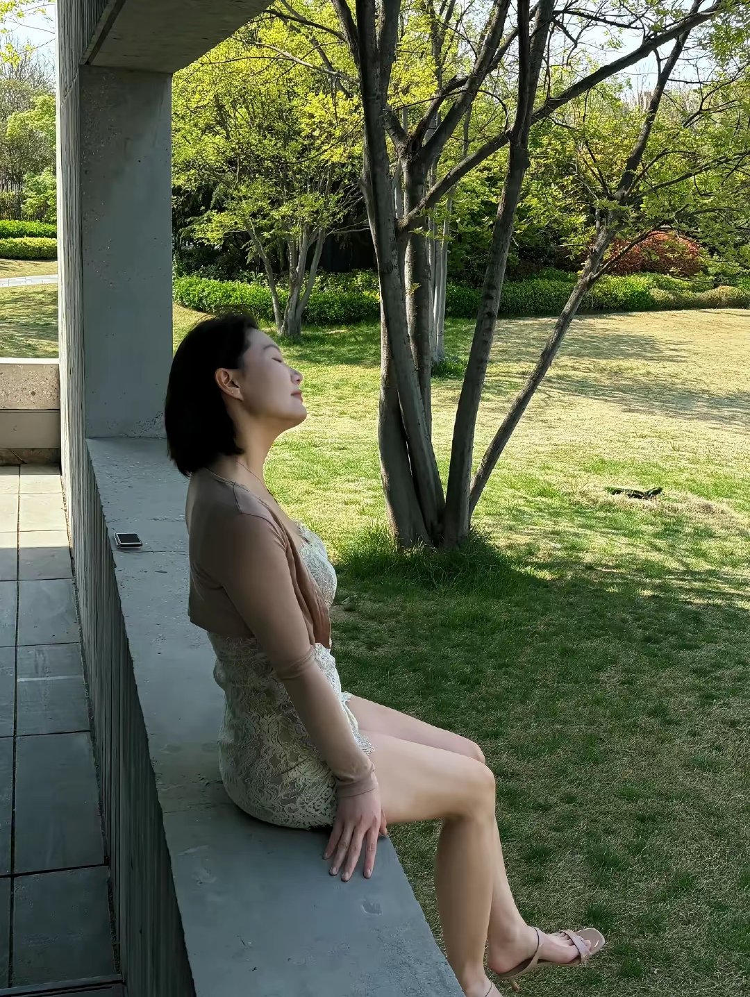 阳光下的静谧时光，享受自然的美好。 