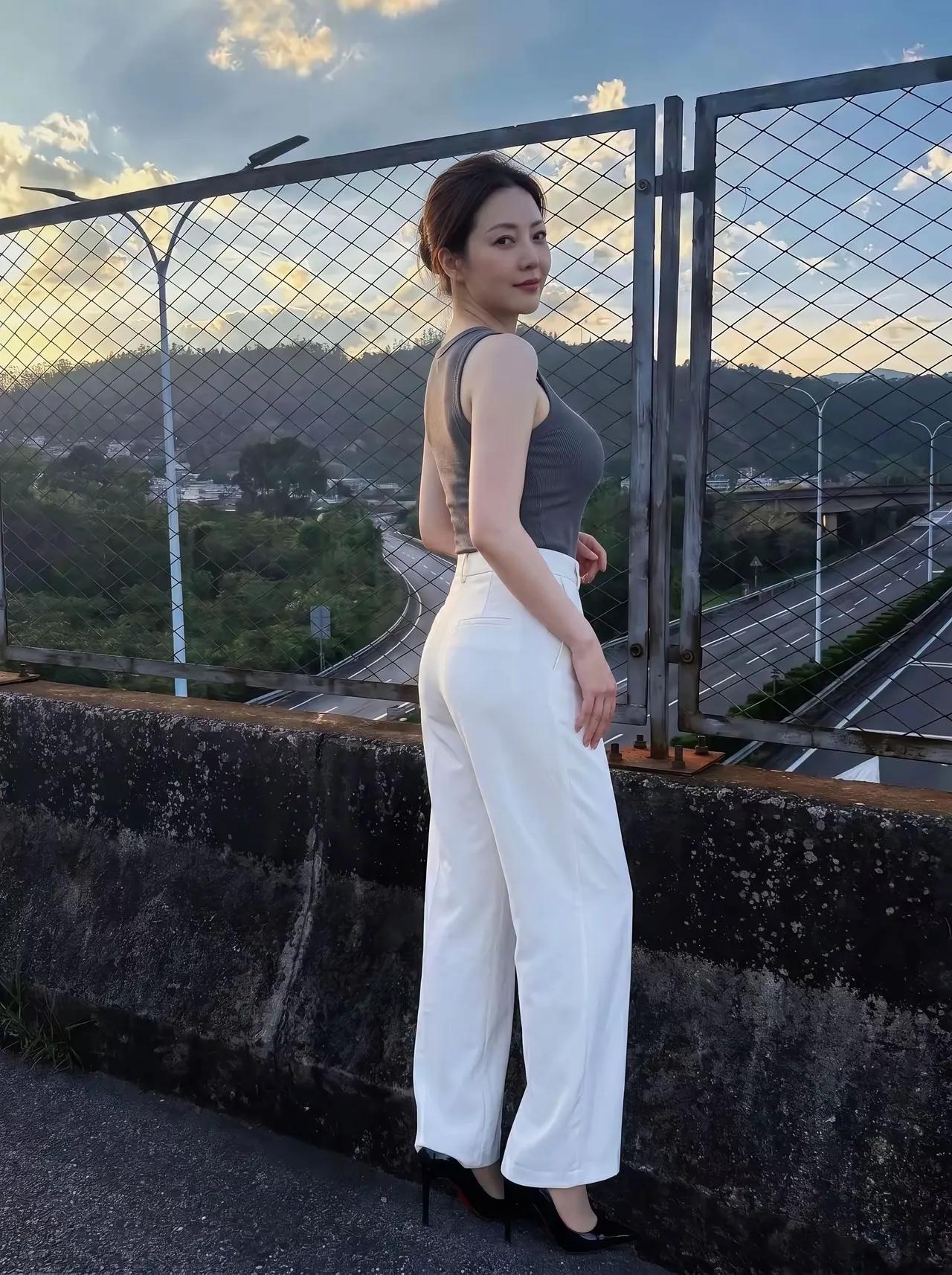 美女的这张侧脸背影照好看吗？美女的随手一拍就是大片既视感，不管是发朋友圈还是当壁