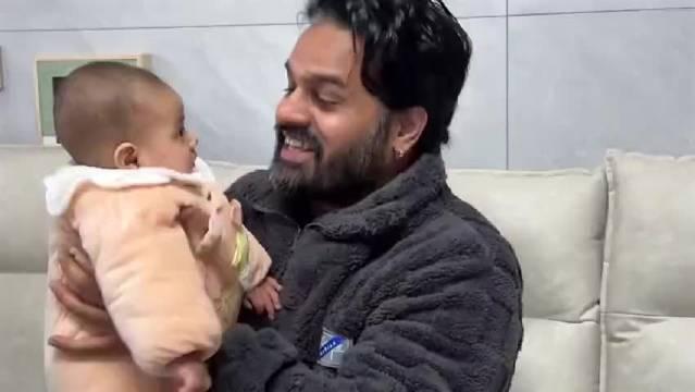 一位印度父亲激动的晒出中国户口：我家亲爱的孩子替我圆梦了！

这位印度父亲来中国