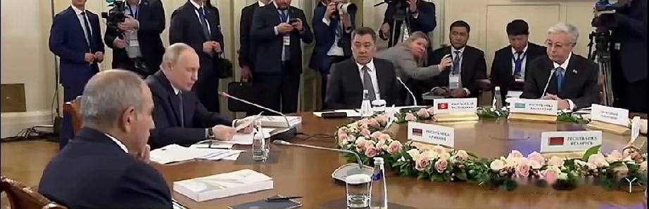 圣彼得堡迎来了欧亚经济联盟的“五国老友会”，普京带着四位成员国领导人齐聚一堂，会
