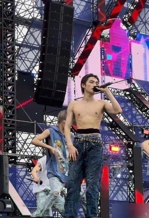 哈？为什么唱歌要脱衣服，这也没肌肉啊 ​​​