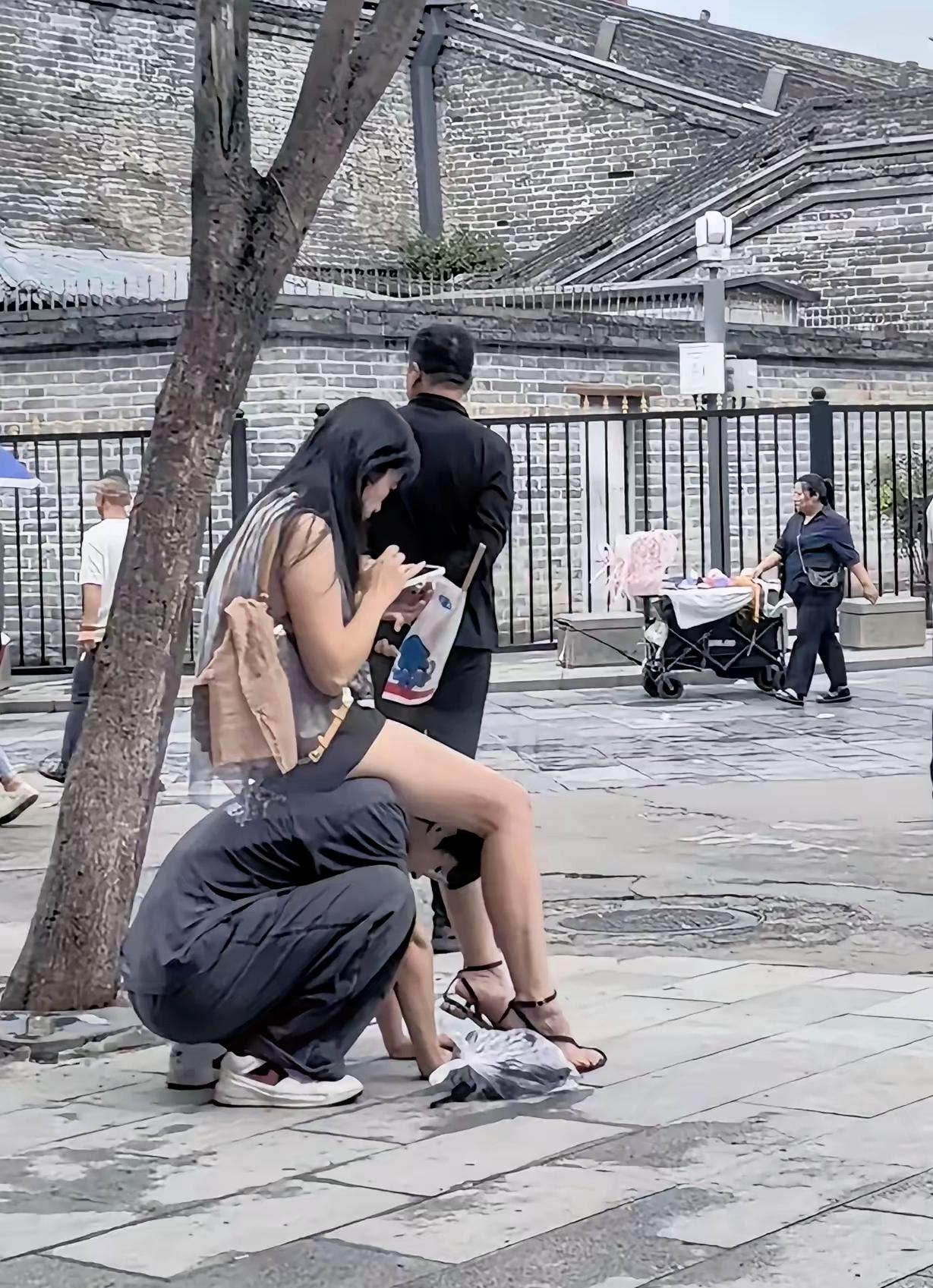 感情最核心的基础永远是互相尊重，失衡的关系根本算不上爱情，一味迁就退让，只会变成