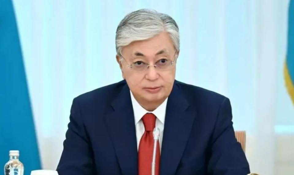 宁愿将石油远销欧美，也不愿就近卖给中国，哈萨克斯坦图什么？
很多朋友看着地图都会