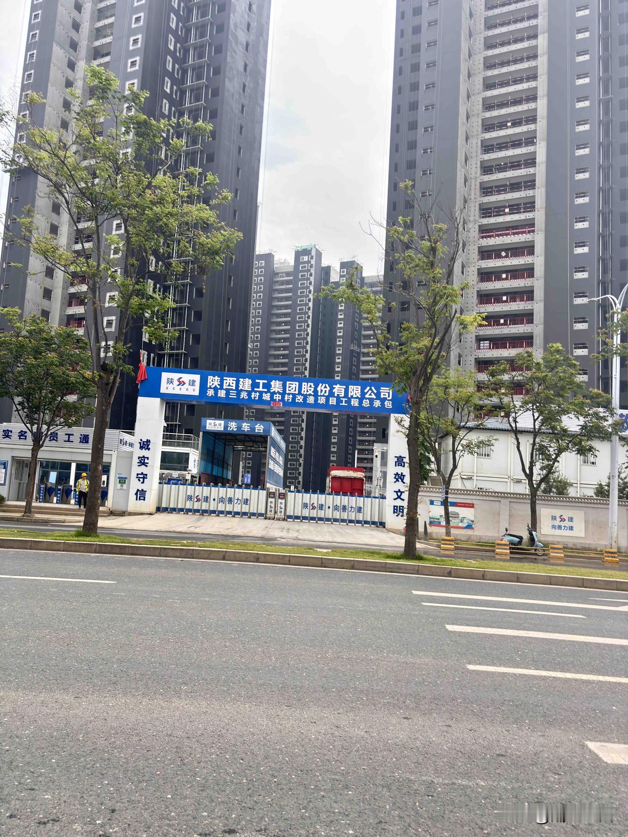 西安三兆村安置房，这个是北门吧，在航天大道上，西边是胸科医院，雁引路也看到这个门