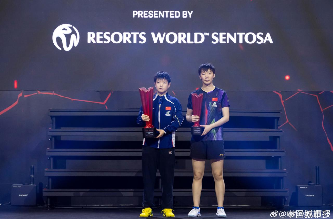 【孙颖莎晒和王曼昱合照】孙颖莎晒新加坡大满贯奖杯  3月2日，@孙颖莎 发文总结