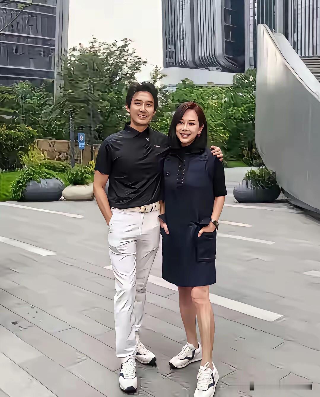 张铎、陈松伶夫妇同框，夫妻二人同框十分甜蜜，越看越有夫妻相了，穿搭简简单单，却很