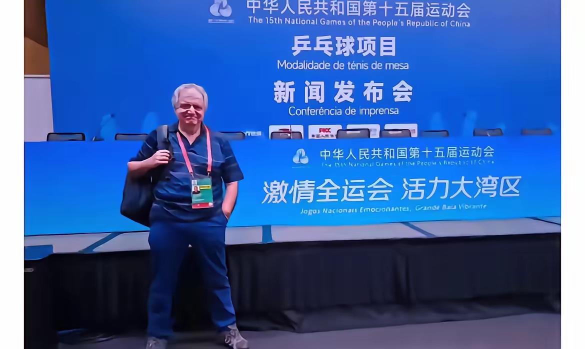 这位意大利体育记者，博扎，是不是脑子有问题，这手也伸的太长了吧？中国乒乓球的事有