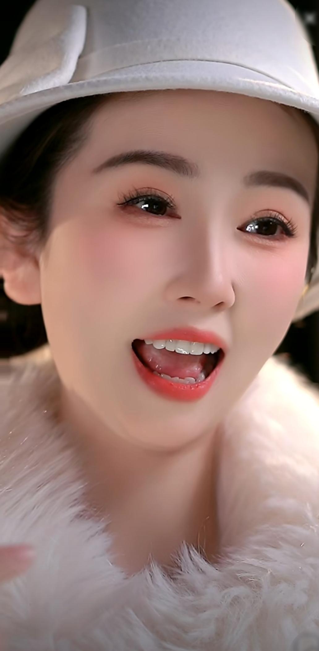 这姑娘笑起来真可爱。