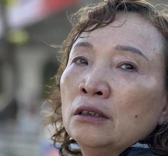 《现场直击｜“里面200多度，他连救一天一夜”废墟旁的无声守望，妈妈等消防员儿子