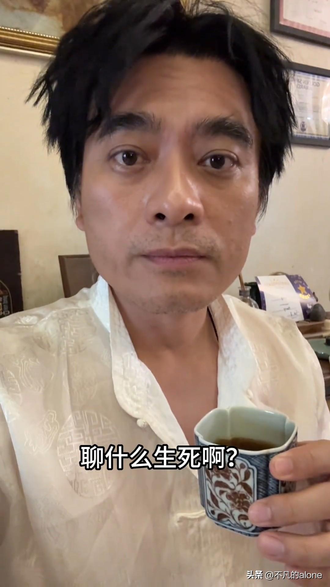 3月27日，陈龙晒出与妈妈的聊天视频，并配文“这天聊不下去”。

视频中，陈龙提