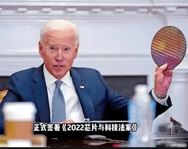 想起了一幅画，拜登手拿圆芯片晶圆宣布对华出口芯片的法律签署的样子，很相似的画面。