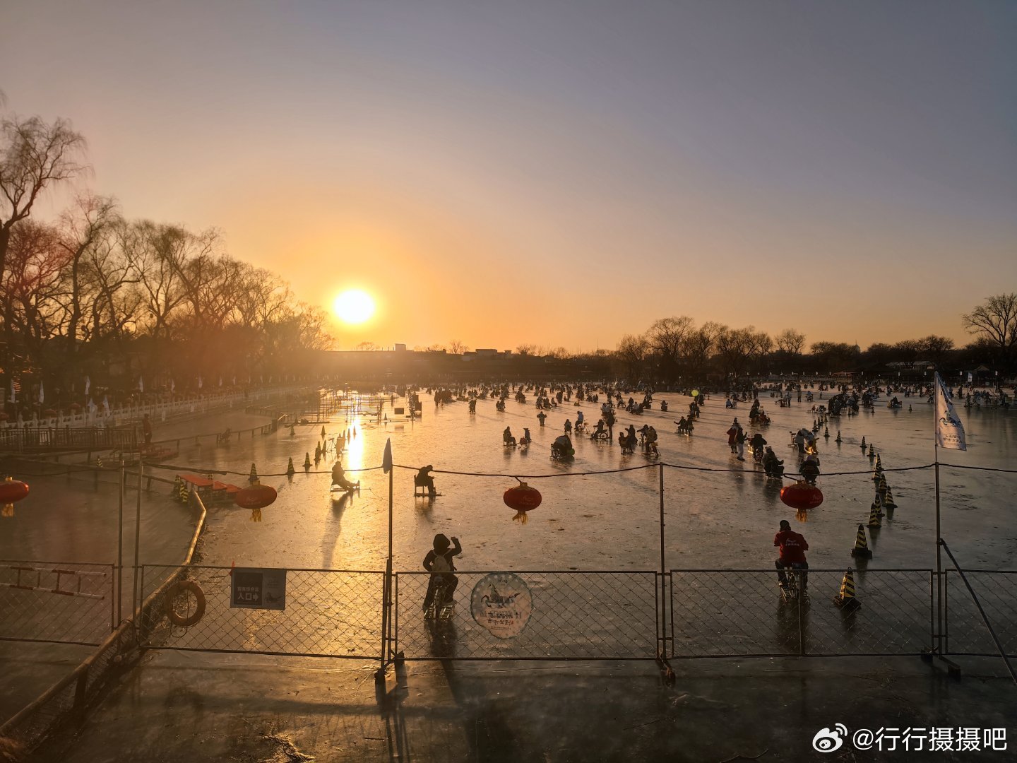 什刹海冰场开始了  摄影