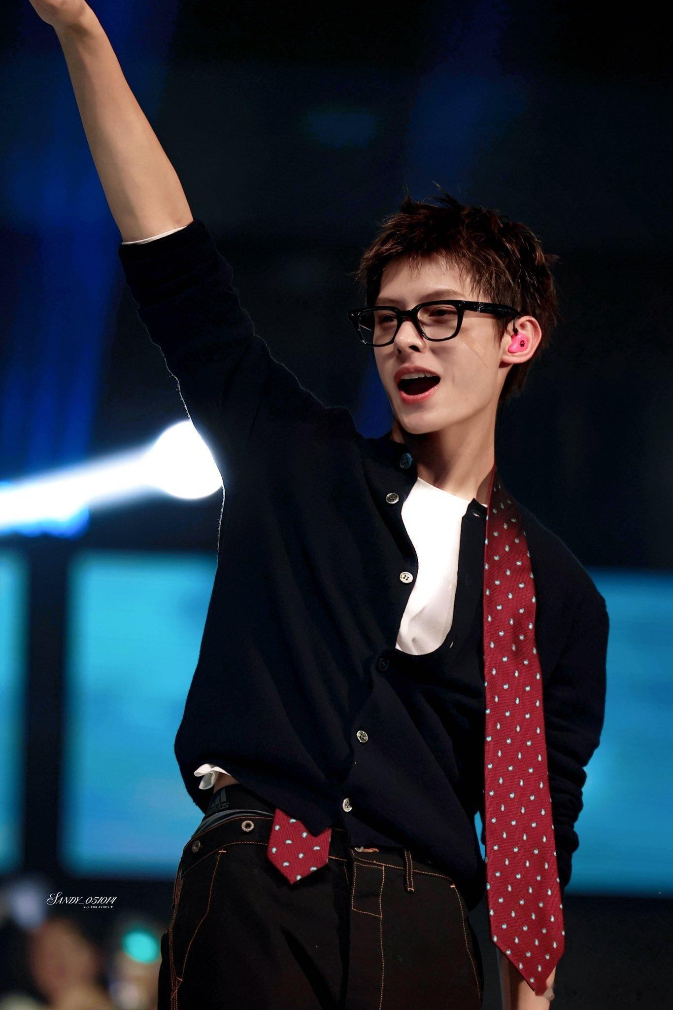 赵雨凡JAMES  ❤️ 赵雨凡亚混神颜 开玩笑的吧 这么帅你让我以后怎么嫁人啊