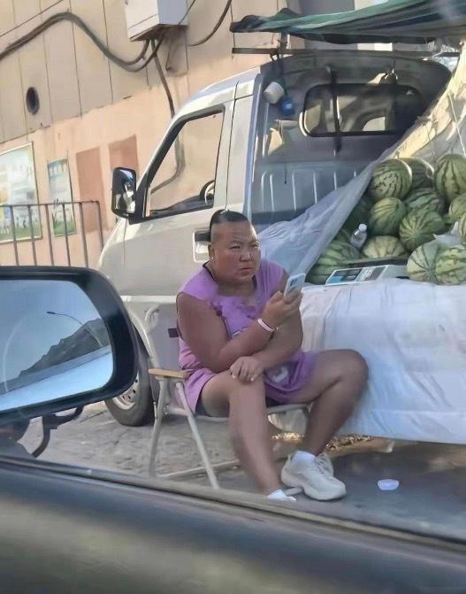 大姐坐了一天始终想不明白为什么没有人买她的瓜？