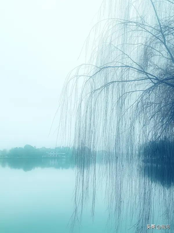 看到“雨下千条线”这个上联，瞬间就被带入了那烟雨朦胧的画面。雨丝如线，纷纷扬扬，
