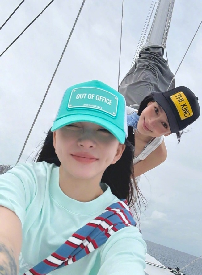 Angelababy马尔代夫游客照澄澈海景衬得人格外动人，远离喧嚣享受海岛闲暇时