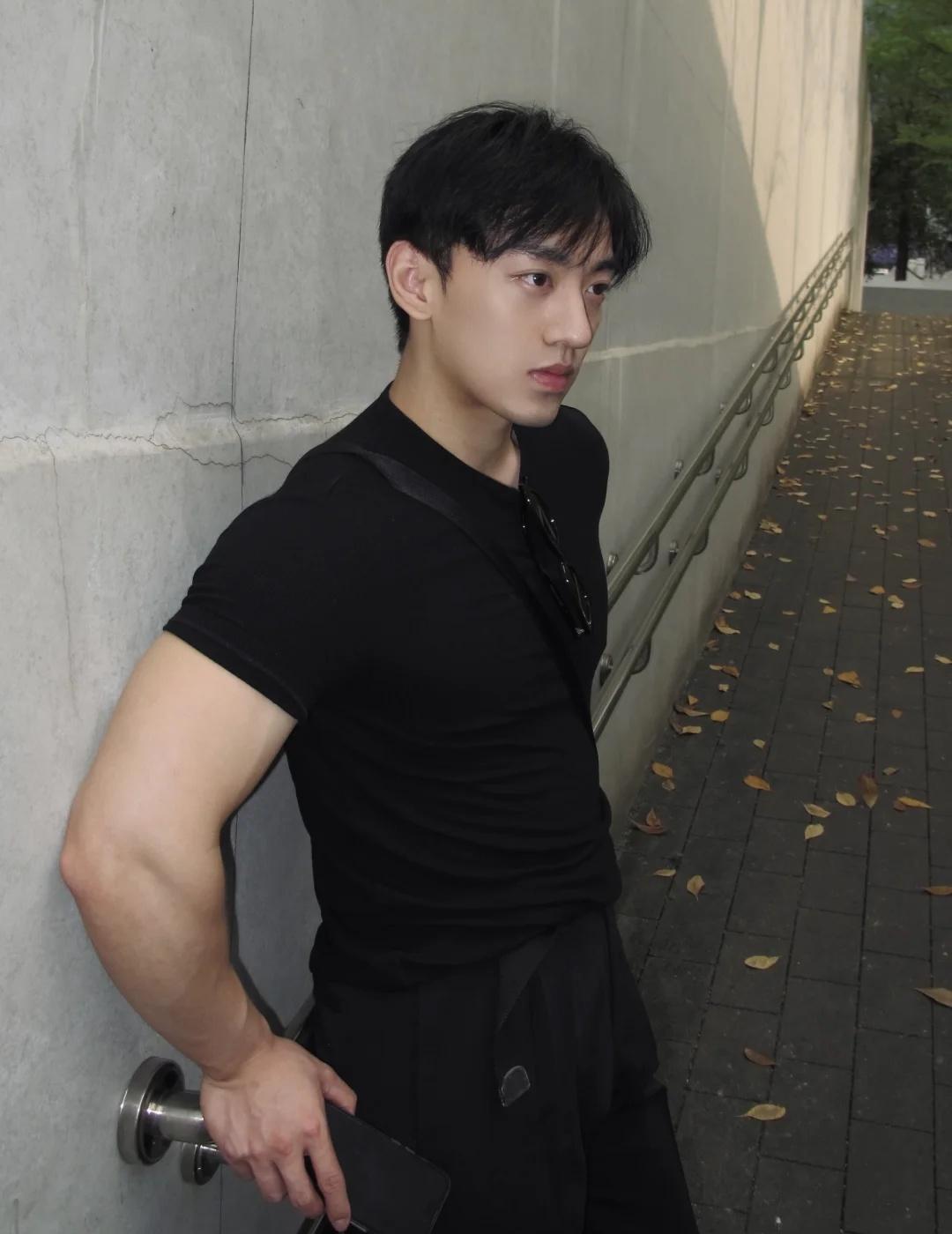 公园落叶🍂📷
好神奇的季节
地上好多落叶
	
没事儿公园散散步啦
男生拍照 