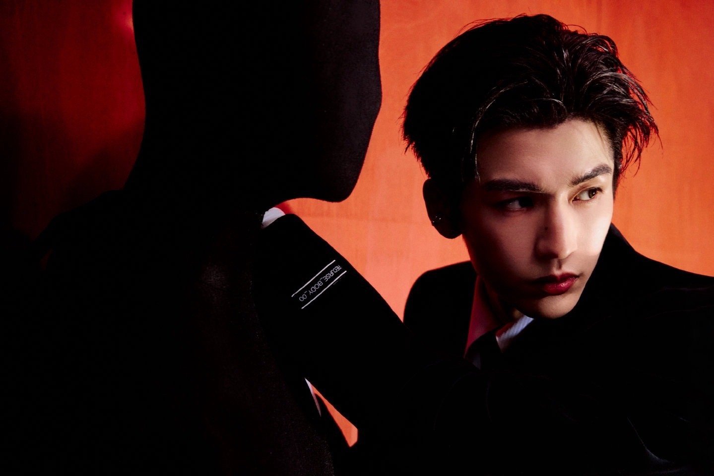 张凌赫在湖南卫视跨年好帅救命！张凌赫湖南卫视跨年舞台帅到失语！190cm挺拔身姿