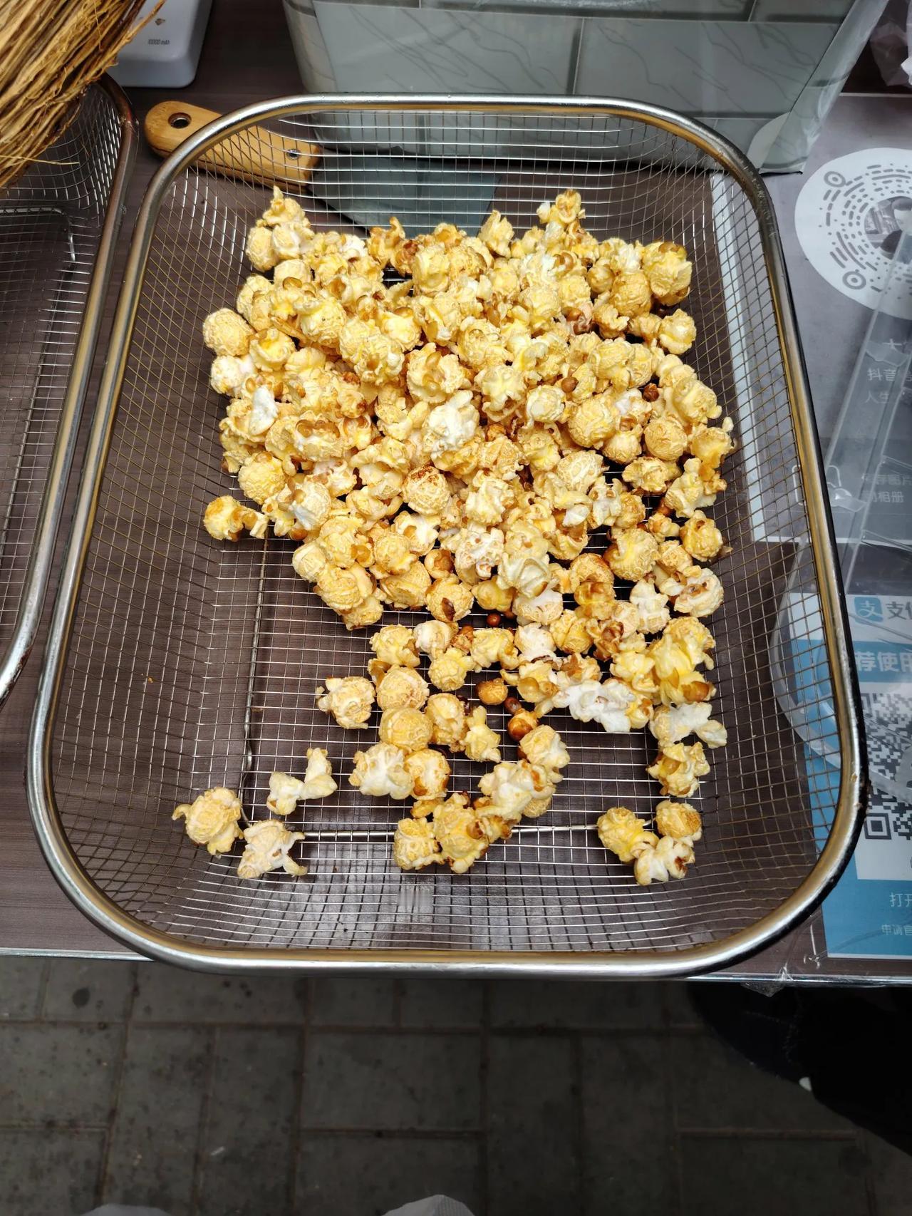 国庆节回忆录10月6日买美食【网红爆米花🍿】4元一大袋子，前10名两大袋子。不