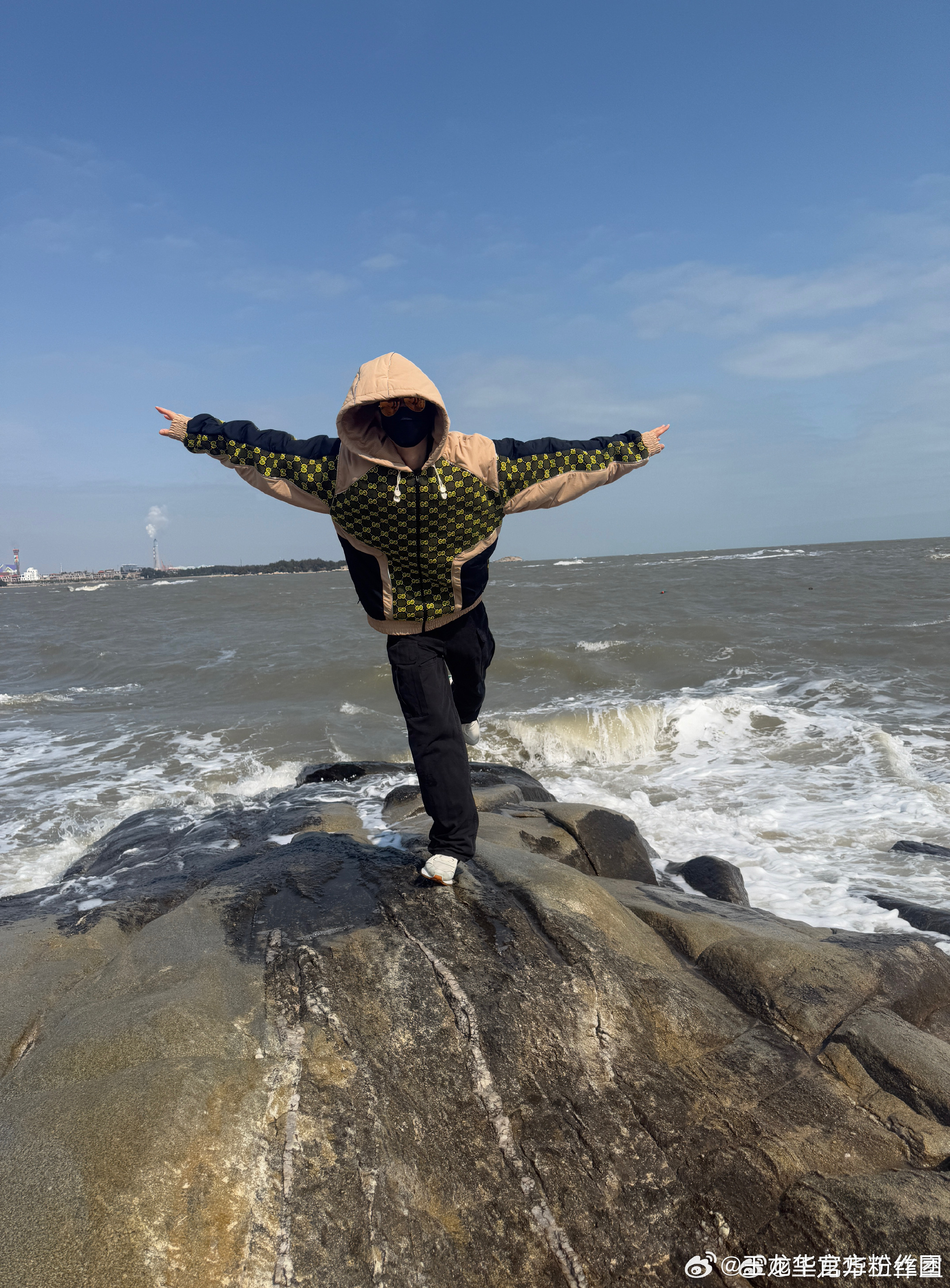 王龙华[超话]     人生的征途上，每一个迎风破浪的你都无比闪耀；新的一天，继