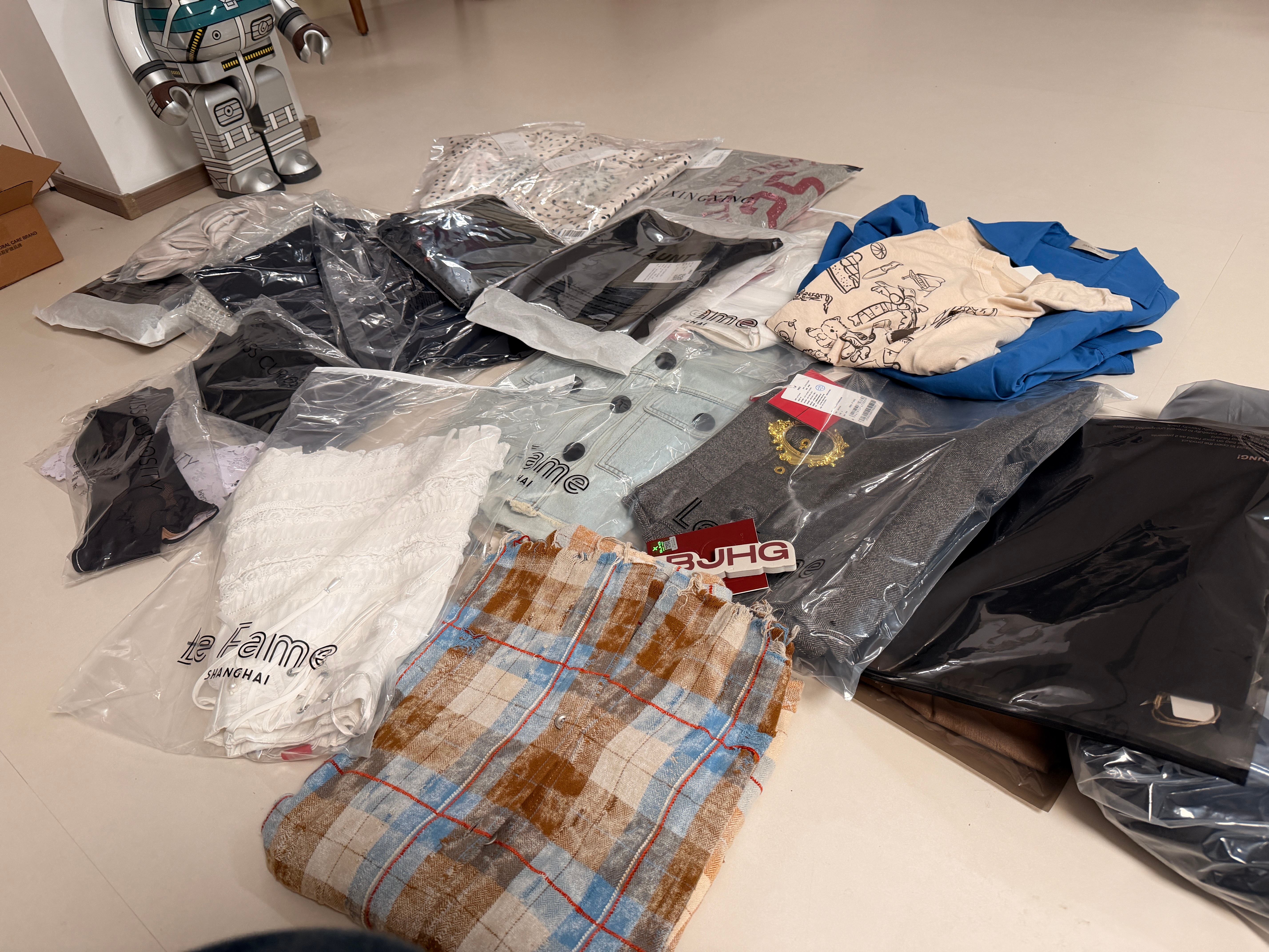 在工作室吃了合肥龙虾🦞又拆了1个多小时的快递📦好了，我去试衣服们了 合肥