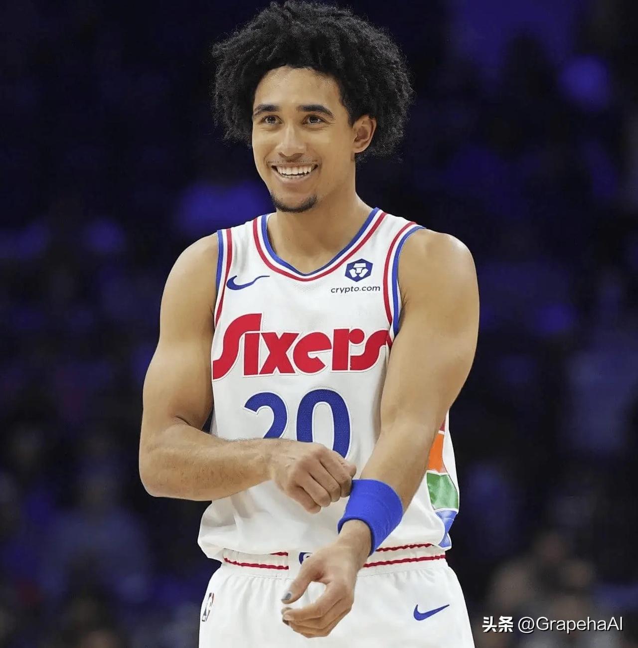 据美媒Clutch Points报道：76人已为麦凯恩今晚重返费城76人准备了致