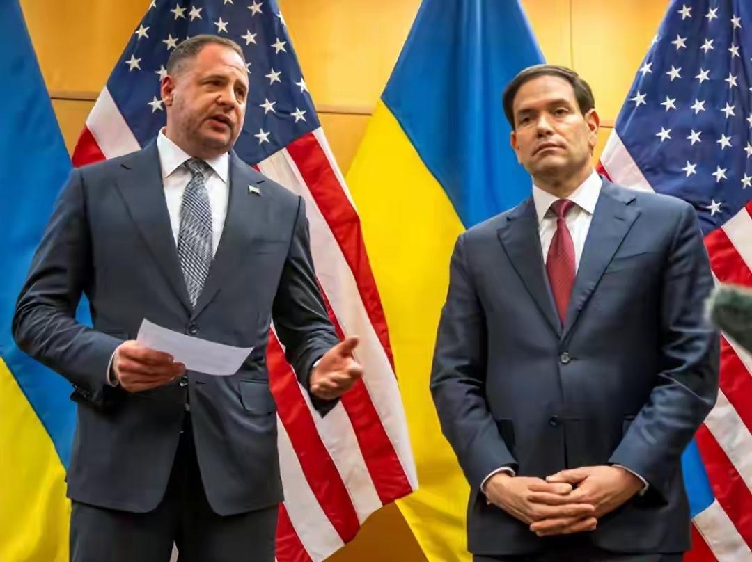 近日，美国和乌克兰代表团进行了四个小时的谈判。美国国务卿鲁比奥走出会场时，脸上写