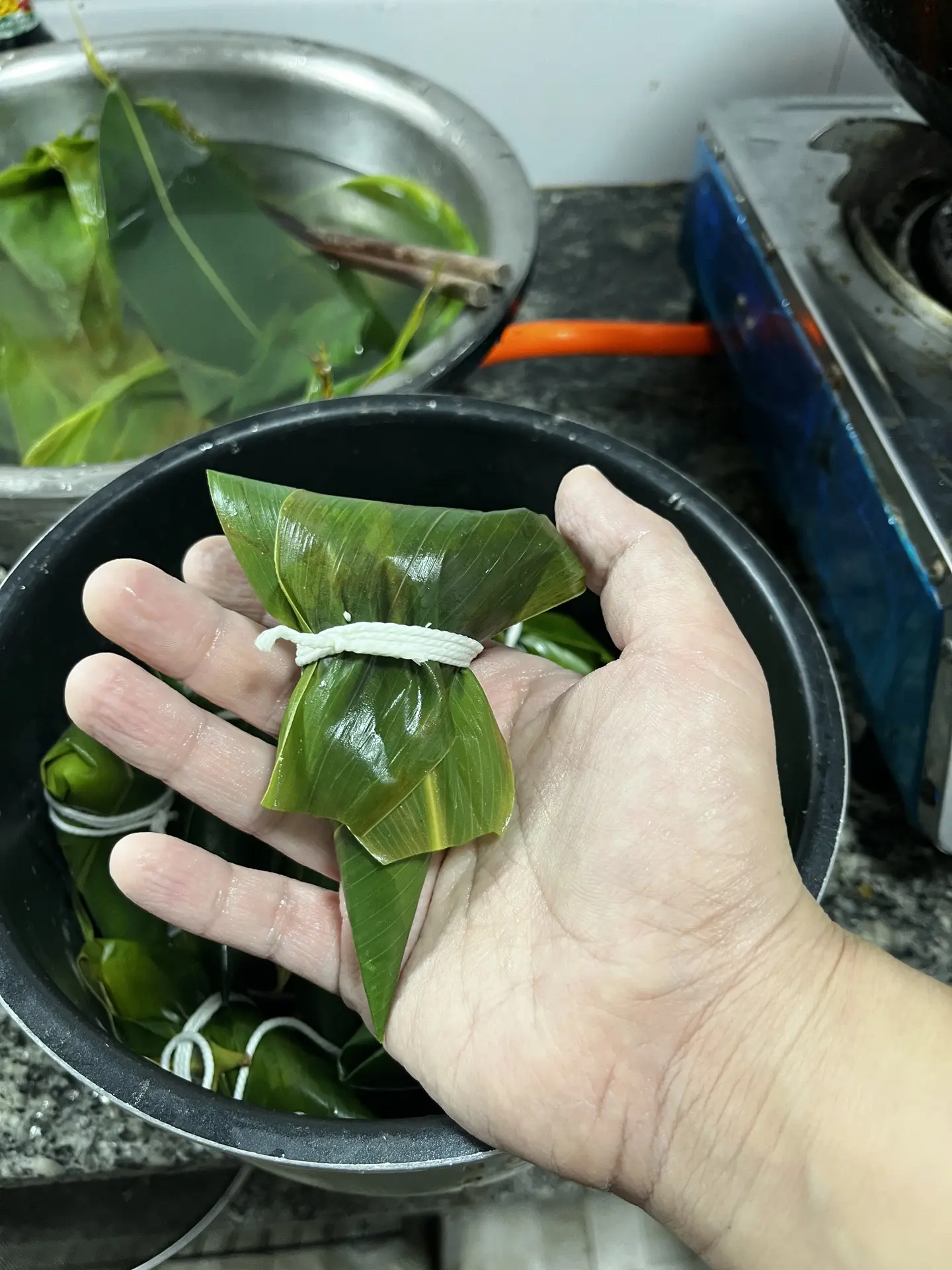 这是我第二次包粽子 手残上面三个角实在。包不住了，只能勉勉强强包成这样...